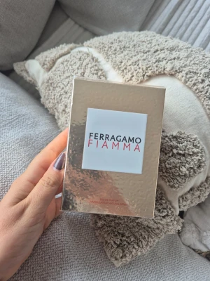 Ferragamo Fiamma Eau de Parfum | Nypris 1 150 kr LYKO - Upptäck Ferragamo Fiamma – en elegant parfym i en modern flaska. Volymen är 55ml. Perfekt för dig som vill sticka ut med en exklusiv touch i din stil. Ferragamo Fiamma Eau de Parfum | Nypris 1 150 kr LYKO