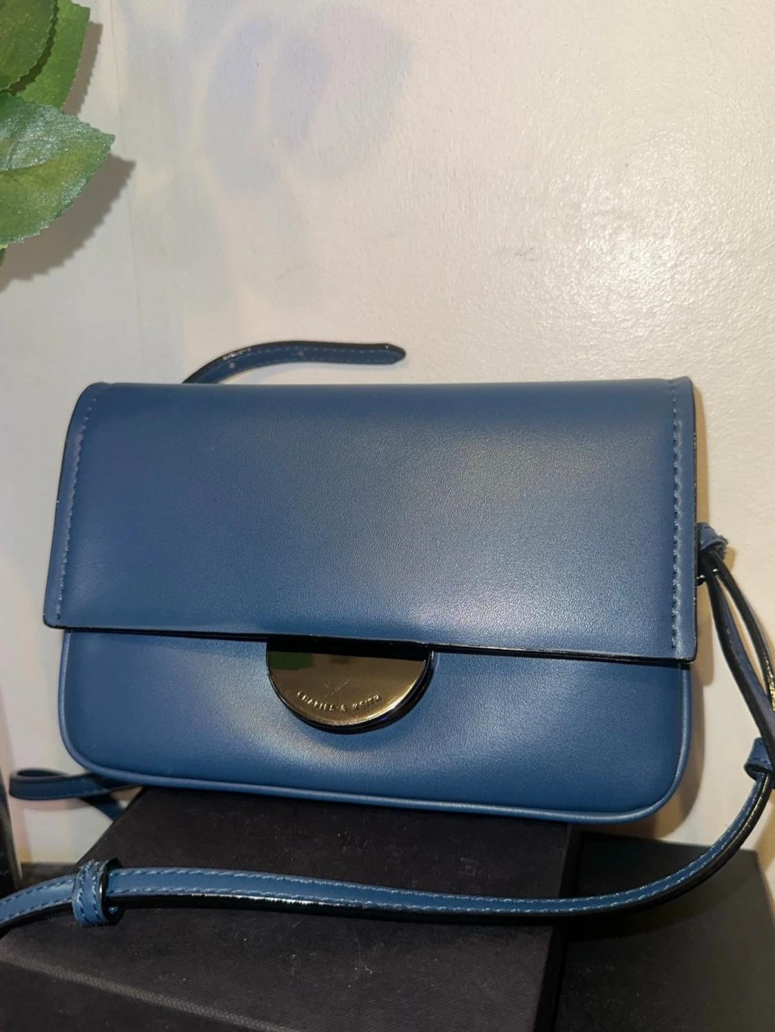 Blå axelväska från Charles & Keith