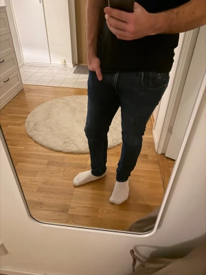 Replay Anbass 32/32 - Säljer ett par Replay Anbass slim fit jeans i klassisk blå tvätt. Nästan nytt skick 9/10 har en liten slitning vid backfickan men svårt å se att dom är det. Kan diskutera om priset! 