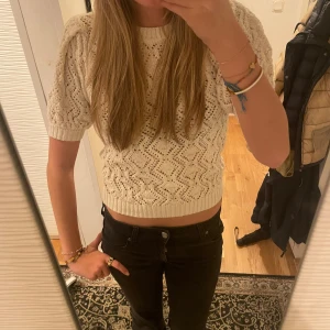 Beige stickad tröja  - Säljer denna jättefina beige stickade tröjan från Zara i storlek S. Använd få gånger. Väldigt bra skick. Skriv för fler bilder eller frågor. Pris kan diskuteras 