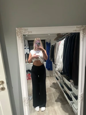 Svarta wide byxor från Bik Bok - Säljer ett par svarta wide byxor från Bik Bok i storlek 38. Kostymbyxor i ett lättare och tunnare material, dragkedja på sidan, använda någon enstaka gång men är mycket bra skick.