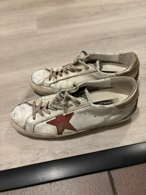 Golden Goose  - Säljer begrund av att jag har nya och dem är rätt använda men funkar att använda dustbag och kvitto Kmr 