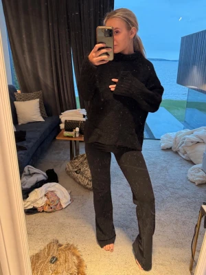 Ull tröja - Svart ull tröja från Edited i storlek m passar även s 