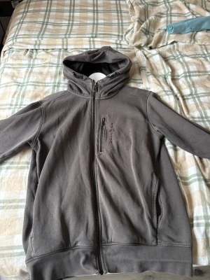 Sail racing kofta mörk grå  - Säljer en sail racing kofta med en liten ficka vid bröstet 