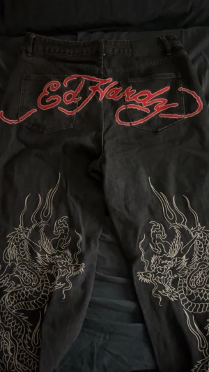 Baggy ed Hardy jeans  - Lowwaist baggy modell i storlek M. Varsamt använda inga defekter. Köpta i Paris. Innerben~~84. Midjemått~~40. Passar mig perfekt om jag använder skärp, jag är 180. Ge pris förslag 🥰