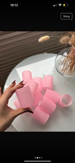 Rosa papiljotter - Säljer ett set med 12st rosa hårspolar i lätt plastmaterial. Perfekt för att skapa volym och mjuka lockar. 🩷