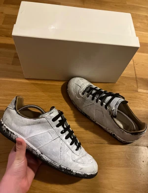 Maison Margiela Gats - Bianchetto - Unika och sällsynta Maison Gats | Storlek: 44 |Skick: Mycket bra skick, inga defekter, creasing finns | Tillbehör: Box, dustbag, kort och annat | Kom privat vid fler bilder eller frågor, allt gott |