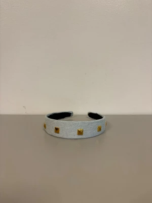 Diadem 💙 - Ljusblått diadem av återvunna jeans med guldiga nitar, med silke inuti!💙 Diademet är ca 12 cm diameter🌟