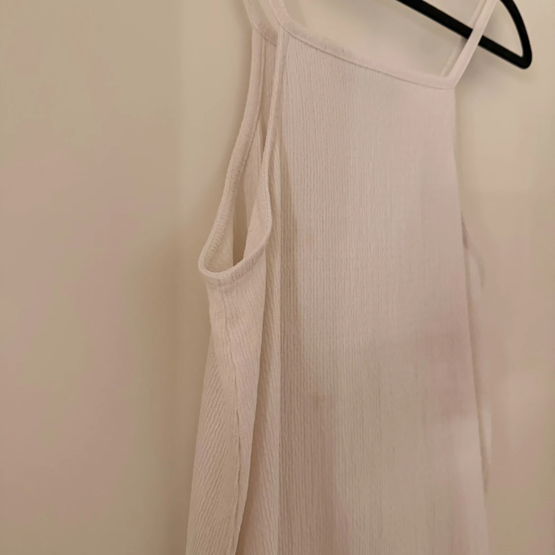 Lång vit klänning med smala axelband - 1