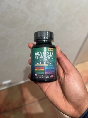 All-in-One Kosttillskott med Sea Moss & Örte - Ett kombinerat kosttillskott som innehåller sea moss, black seed oil, ashwagandha och ingefära i kapselform. Produkten är framtagen för enkel daglig användning och kommer i veganska kapslar. Med flera naturliga ingredienser i en och samma burk passar den dig som vill ha ett smidigt tillskott som del av en balanserad livsstil.