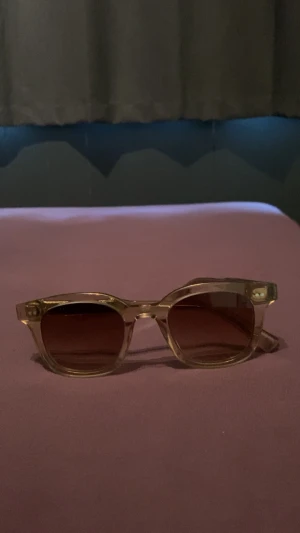 Chimi Solglasögon Ecru - Säljer mina Chimi Ecru solglasögon i fint skick. Stilren beige/cream-färg, trendig modell som passar allt. Lättanvända och snygga. Nypris ca 1 400kr!!!
