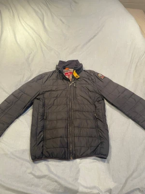 Parajumpers jacka - Parajumpers jacka svart storlek s, små skavanker som man ser på bilderna men inget man tänker på
