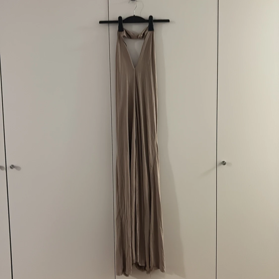 Beige långklänning från MNG med öppen rygg - 2