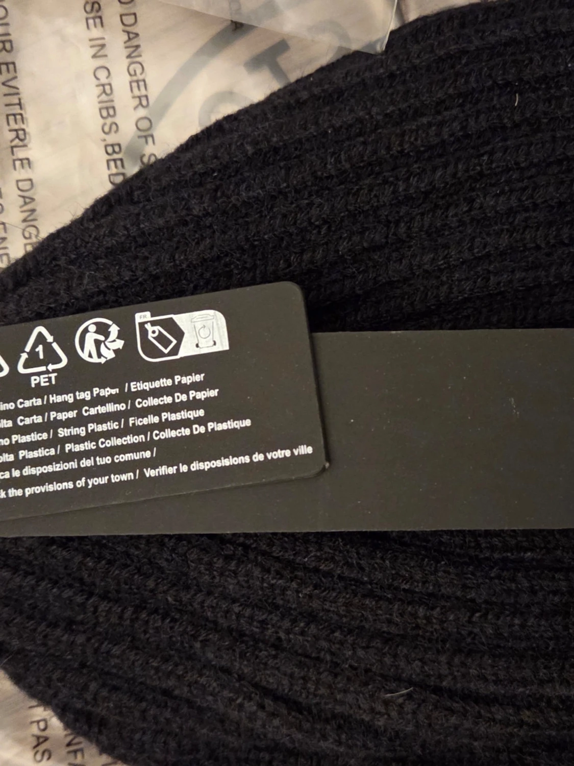 Svart ribbad mössa från Stone Island - 1