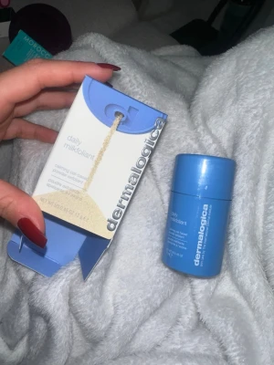 Dermalogica Daily Milkfoliant - Daily Milkfoliant från Dermalogica är en mild exfolierande ansiktsprodukt i pulverform med havrebas. Kommer i en blå cylinderförpackning och med tillhörande kartong. Perfekt för dig som vill ha en lugnande och mjukgörande exfoliering.