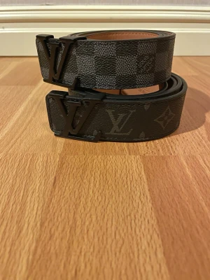 Trendigt bälte - Säljer 2 st bälten ett som är rutigt och ett med skrift mönster. Köpa båda tillsammans kostar 320kr. Har du några följdfrågor är det bara att skriva och fråga.