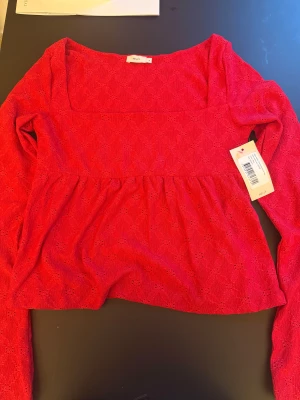 Röd blus från Nelly - Säljer denna fina blus från Nelly, perfekt här til julen🎅🏻 Den är storlek M och har aldrig varit använd, har fortfarande prislapp på sig! Priset kan diskuteras💖🙌🏻