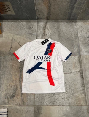 PSG fotbolls tröja + shorts (D.Doué #14) - Säljer ett komplett PSG fotbollskit med tröja och matchande shorts. Tröjan har D.Doué på ryggen. Helt nya båda två, storlek M på båda.