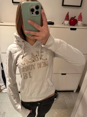 vit Abercrombie & fitch hoodie huvtröja  - vit Abercrombie & fitch hoodie huvtröja  med beigea detaljer!                                                                  Storlek L men passar en S bättre då den är en slim fit hoodie, vilket man kan se på kanterna!                    Mycket bra skick!