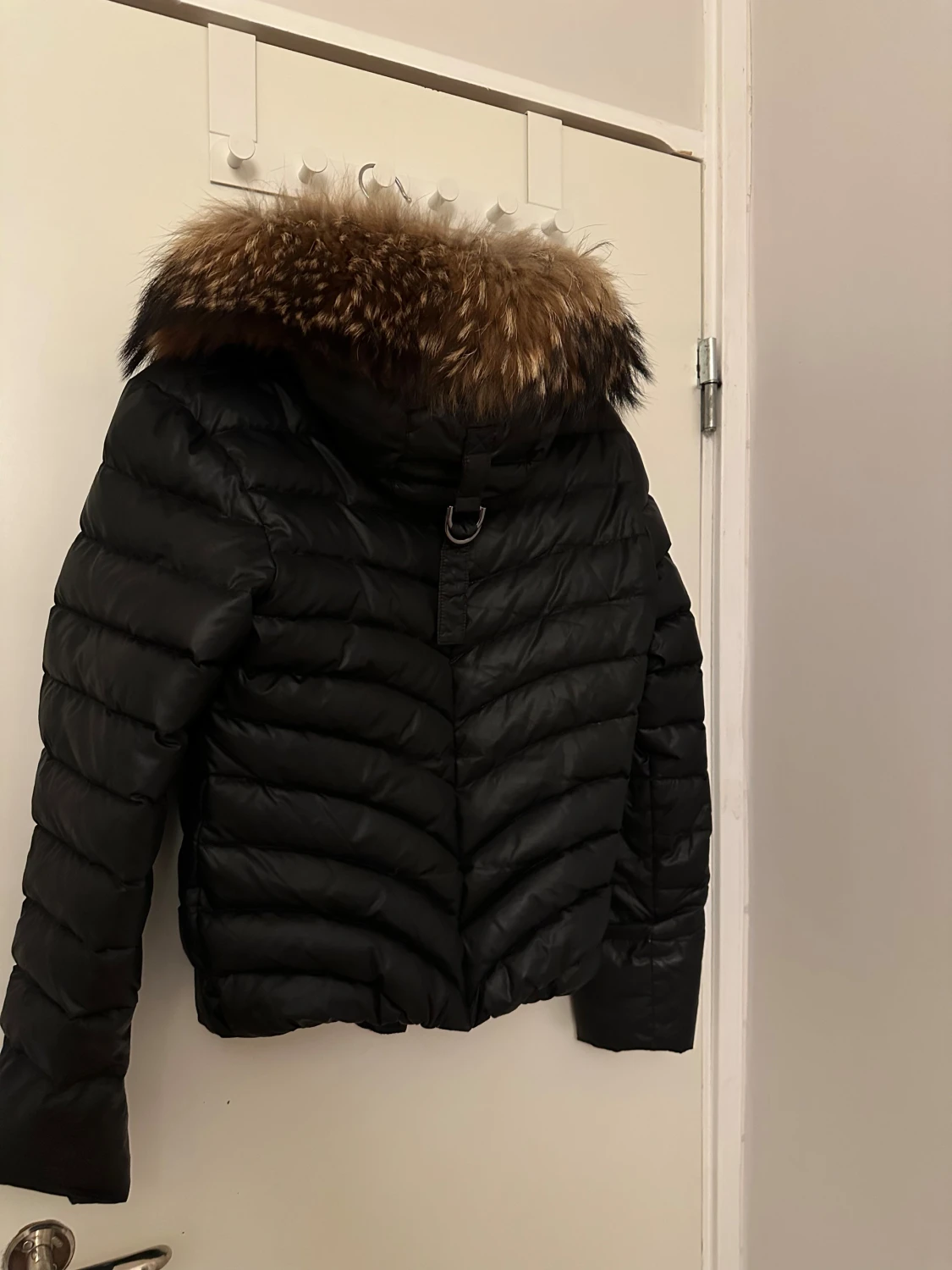 Svart pufferjacka med pälsluva - 1