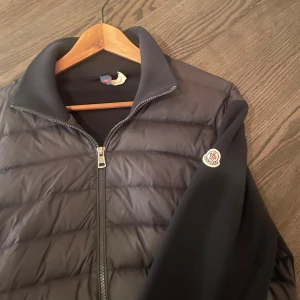 Moncler Cardigan - Säljer en moncler cardigan utan några flaws. Köptes på care of carl. Äktenhetsbevis går att fixa på monclers hemsida. 