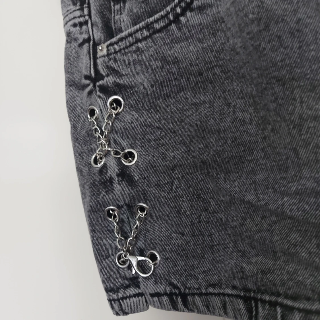 Grå jeansshorts med kedjedetaljer FB Sister - 1