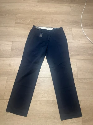 Polo Ralph Lauren byxor | Nya | Perfekta julklappen! - Polo Ralph Lauren byxor. Mörkblåa. Lapparna/ettiketerna finns kvar, inge kvitto dock. Nästan sprillans nya. Provat en gång. Storlek: 33/32: W33 L32. Passar jätte bra med en skjorta! Nypris: 3000