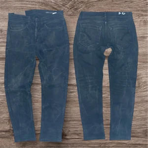 Svarta dondup jeans  - Snygga svarta Dondup jeans med  och coolt tvättat mönster. Klassisk . Jeansen är gjorda i stretchigt bomullsmaterial för skön komfort 