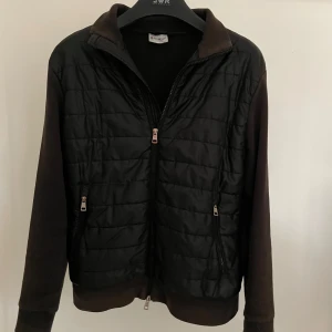 Moncler Cardigan - 💯Sjukt fet moncler cardigan 💯, perfekt inför våren och sommarkvällarna ☀️. Helt okej skick, 7/10, lite solblekt och så är dragkedjan lite trasig längst ner (fungerar som den ska). Säljer då den var lite för stor på mig. Storlek M, (jag är 173, 64kg). Priset kan diskuteras och jag är alltid öppen för byten, slänger gärna ihop den i något bundle också! 🥇FRI FRAKT     PASSA PÅ