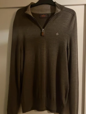 Brun långärmad tröja från Morris - Snygg brun långärmad tröja från Morris med half zip och liten broderad logga på bröstet. Tröjan har en klassisk krage och är tillverkad i mjukt material som passar perfekt för kyligare dagar. Enkel och stilren design som funkar till många olika outfits.