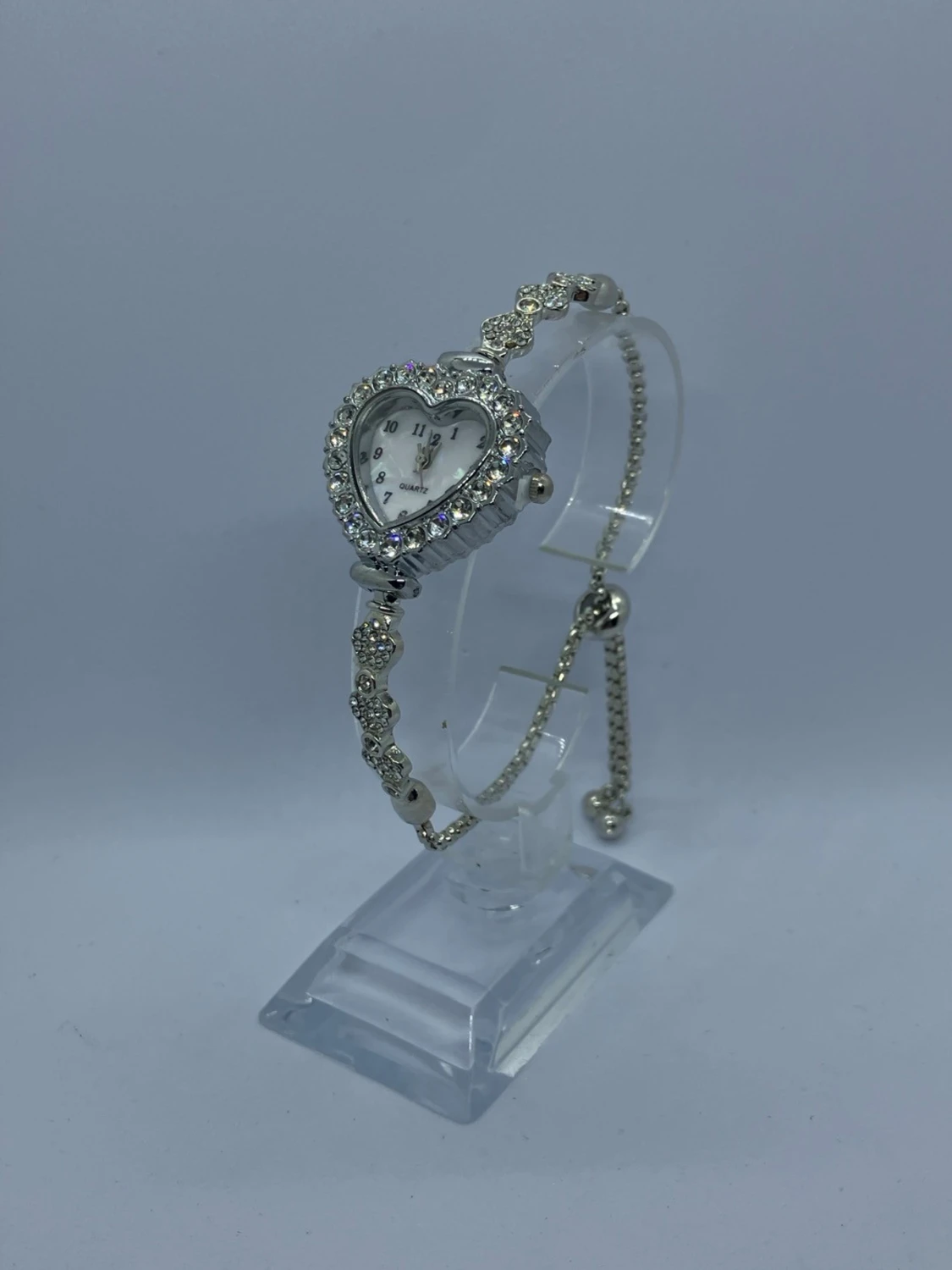 Silverfärgad klocka med hjärtformad urtavla - 4