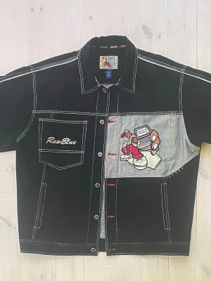 Trendig jeansjacka (K-fashion) storlek XL - En cool och trendig denimjacka i koreansk stil. Överdimensionerad passform i storleken XL. Modellen är Unisex. Skicket är nyskick. Märke Raw Blue.
