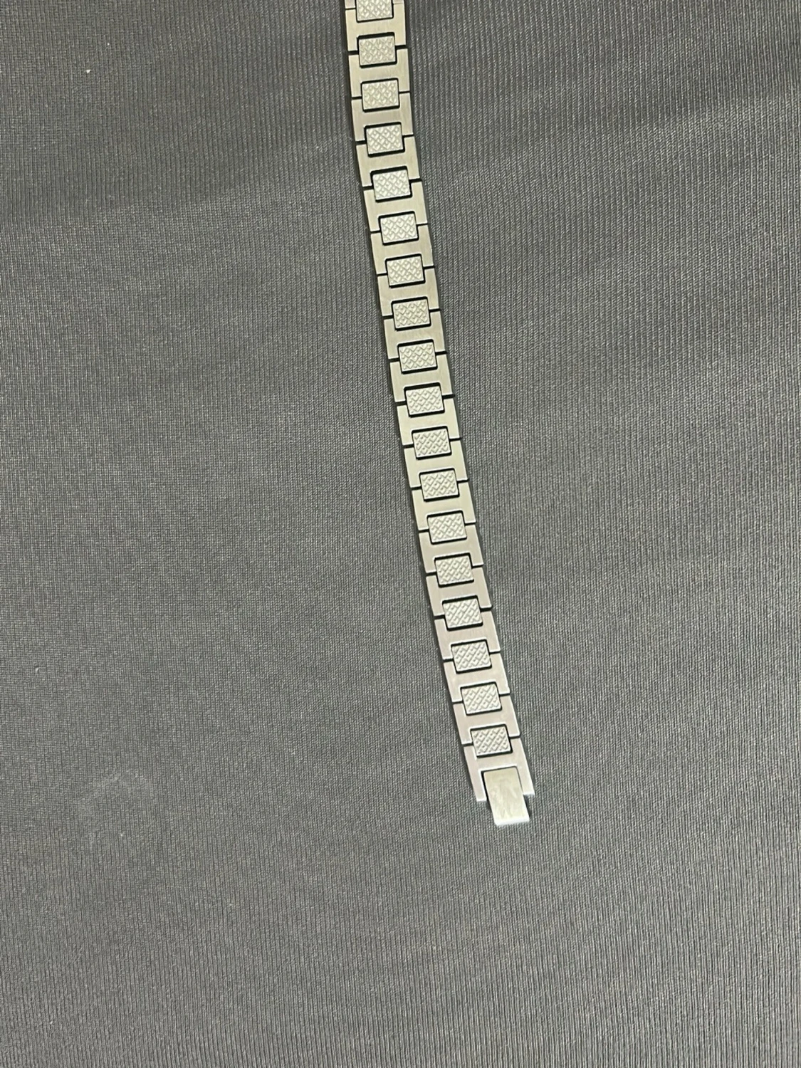 Silverfärgad armbandslänk från Lacoste