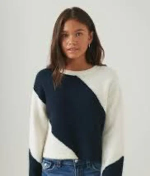 Blåvit stickad tröja från Gina Young  - Säljer en stickad tröja i svart och vitt med ett coolt, asymmetriskt mönster. Tröjan har rund hals och långa ärmar, perfekt att matcha med jeans. Materialet är mjukt och skönt, och passformen är normal. En snygg och modern tröja för dig som gillar stilrena färger. 170 men sitter bra på mig som brukar ha S/M. 