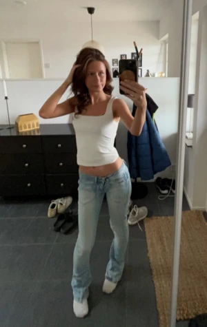 Ljusblå bootcut jeans låg midja - Säljer ett par ljusblå jeans med bootcut och låg midja. Jeansen har klassisk femficksdesign och är tillverkade i mjukt denim-material. Passformen är loose och de har en snygg, avslappnad vibe som funkar till sneakers eller boots.