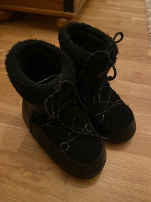 Vinterskor - Jättesnygga och väldigt varma vinterskor!! Knappt använda💕storlek 38/39
