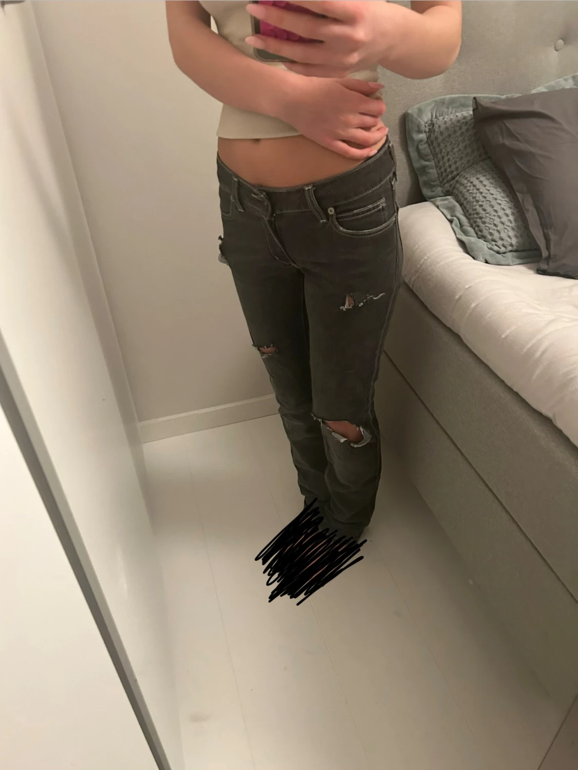 Grå jeans med slitningar och broderi - 2