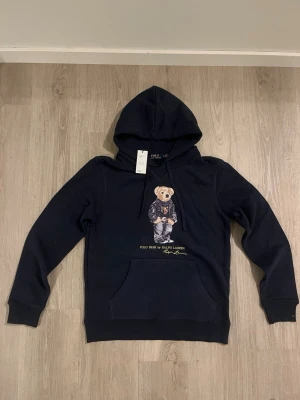 Ralph Lauren polo bear hoodie - Skick: 9/10 (som ny) Färg: Navy Storlek: M (mått kan skickas privat) Defekter: Nej Märke: Ralph Lauren Polo bear  Vid frågor är det bara att höra av sig:) Fraktar inom 24h📦🚚