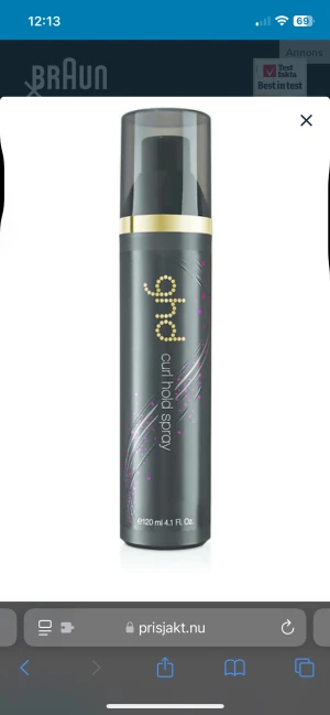 ghd Curl Hold Spray 120 ml - En svart sprayflaska med guld- och lila detaljer från ghd, innehållande 120 ml curl hold spray. Flaskan har en elegant design med genomskinligt lock och är perfekt för att fixera lockar och ge håret extra stadga.