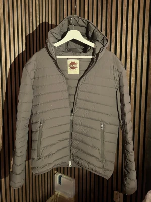 Colmar Jacka Herr - Säljer nu en sjukt snygg svart Colmar jacka | Skick: 9/10 | Storlek: 50/M | Nypris: 3500kr Skriv gärna vid minsta lilla intresse!