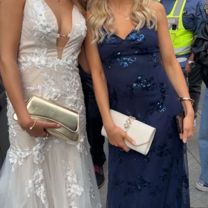 Balklänning  - Säljer nu min älskade balklänning🥹Jag är 162cm, skriv för fler bilder eller om du undrar något💙