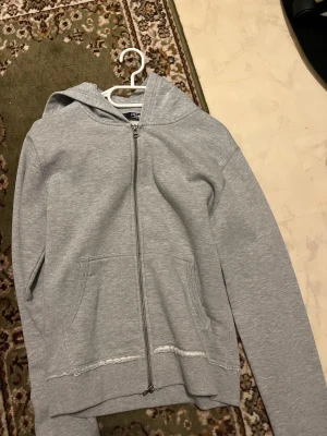Jaded London Zip Hoodie - Säljer en Jaded London Zip Up hoodie som jag bara provat på helt ny i skick.