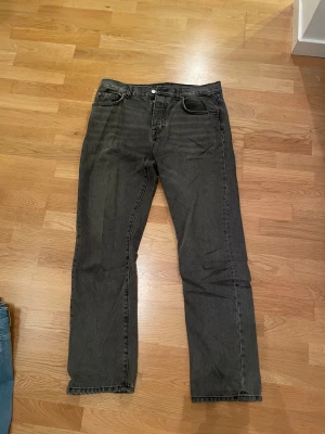 Gråa jeans  - Gråa jeans från Zara regular fit. Storlek 32 