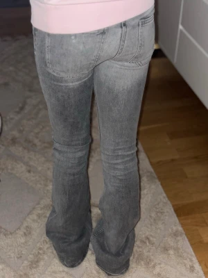 Grå bootcut jeans low waisted  - Snygga grå jeans med bootcut och är lågmidjade. Dessa jeans sitter sjukt bra och är supersköna💕 sitter som xs också❤️