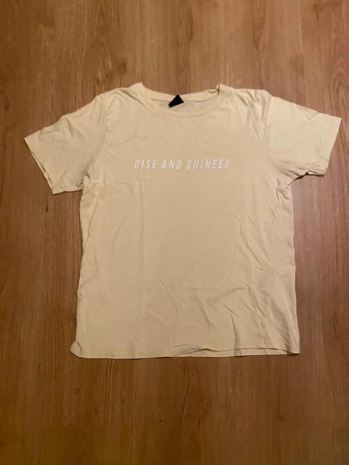 Gul t-shirt med text