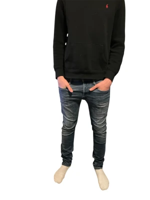 Blå Replay Anbass jeans  - Säljer ett par blå Replay Anbass jeans med riktigt snygga slitningar. Storlek w32 l32 men passar mindre