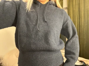 Mysig stickad hoodie - Superfin ifrån Gina Young, passar mig som vanligtvis har S/Xs😇 