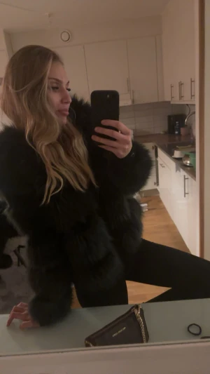 Grön  fluffig pälsjacka - Säljer en grön, superfluffig pälsjacka med voluminösa ärmar. Jackan har en riktigt cool och lyxig vibe, perfekt för dig som vill sticka ut. Materialet är pälsimitation och jackan är långärmad med en oversized passform.