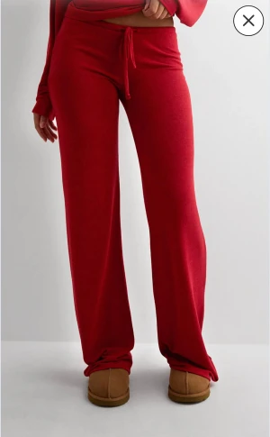My chill pants röda - ”My chill pants” slutsålda på Nelly. Nya med prislapp, säljer då de inte passade mig. Storlek small