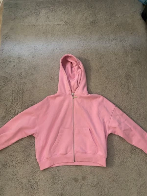 Zip hoodie - En rosa zip hoodie från new Yorker knappt använd